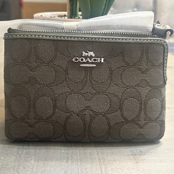 Corner zip Wristlet In signature Jacquard - Picture 9 of 10